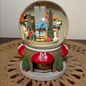 VERY RARE TWIN TOWERS- 2000 Macy's Thanksgiving Parade Musical Snow Globe - 7”